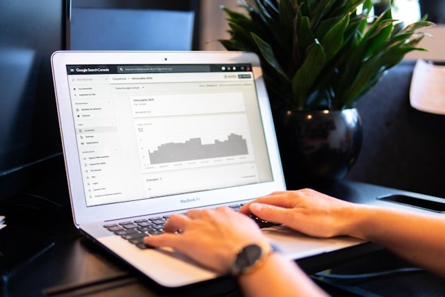 Analyse résultat Google search-console sur ordinateur portable