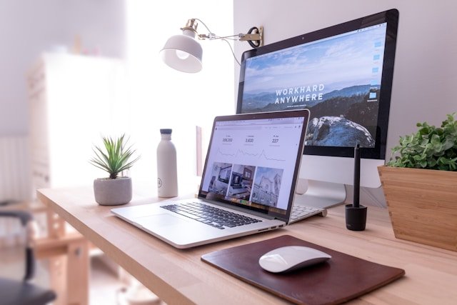 Un site WordPress sur ordinateur portable et sur iMac